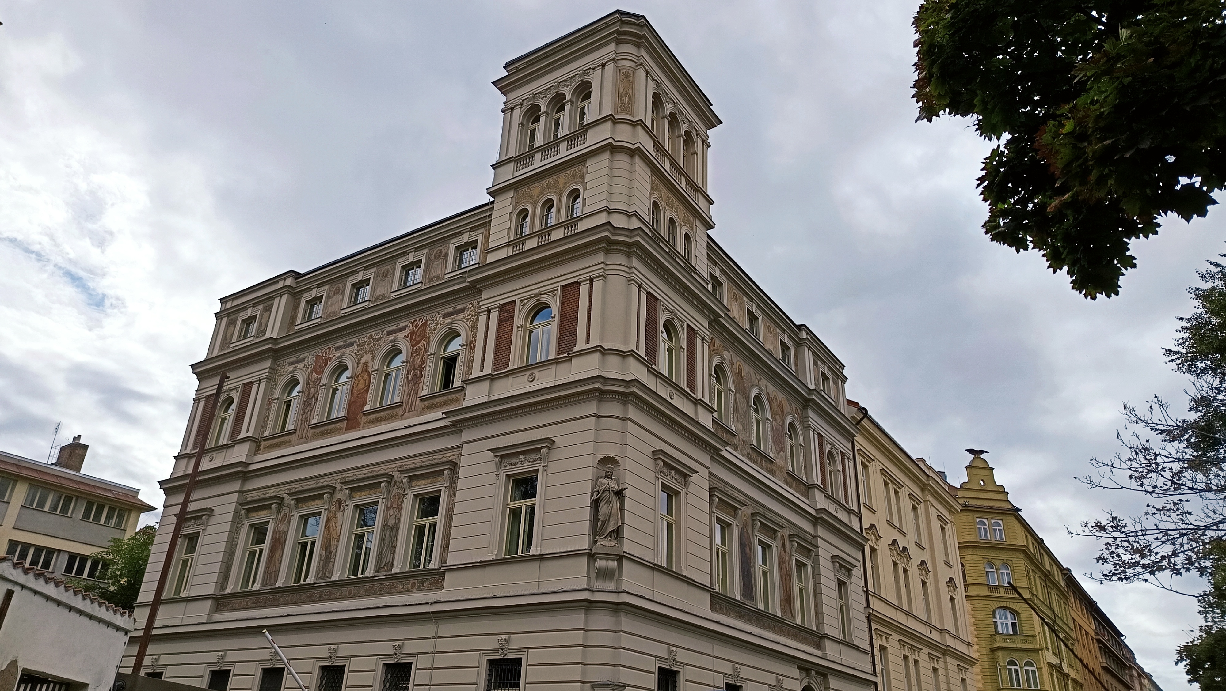 Trojická_18_foto_budovy.jpg